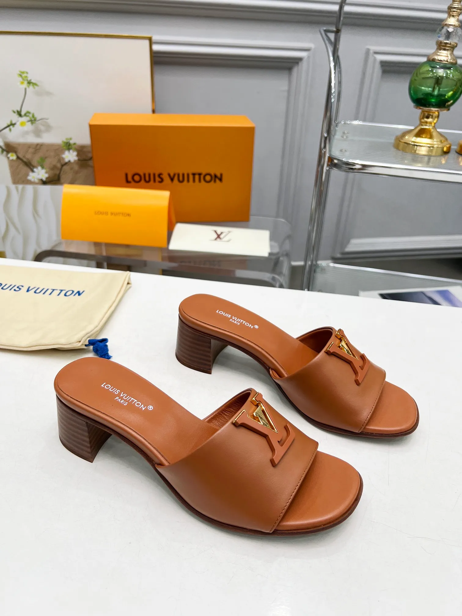 👟👟Ex-factory price 460👟👟Louis Vuitton/Louis Vuitton women's new sandals LV SUNSET COMFORT flat sandals are made of exquisite cowhide and sheepskin lining, the uppers show handicrafts, and are matched with genuine leather soles*@wearing experience. LV logo hardware buckle on upper, size 35-42